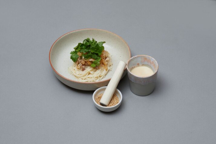 小豆島そうめんを使った香味野菜と豚肉の和え麺 白ねりごま豆乳スープ添え