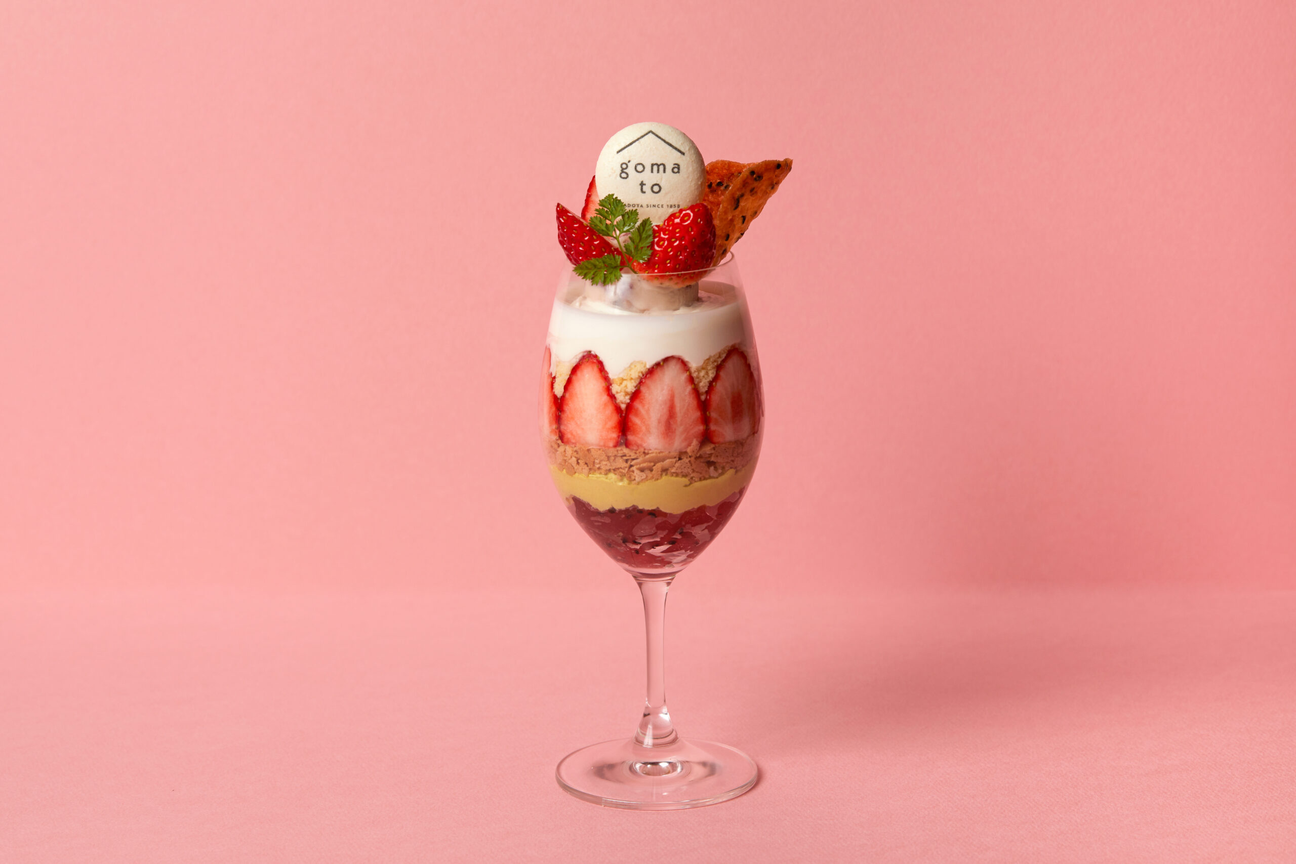 ごまとストロベリーのショートケーキパフェ