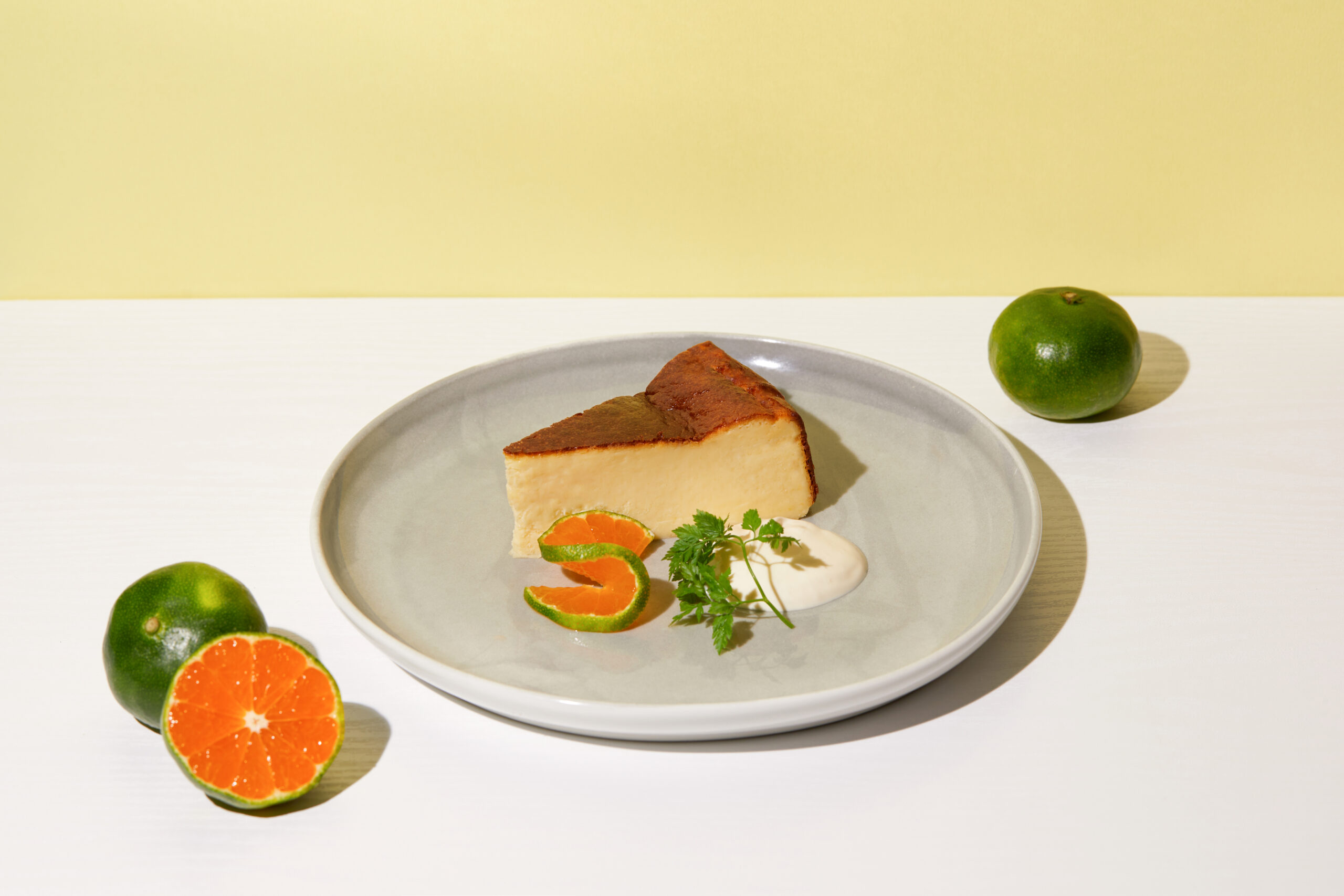 【NEW】白ねりごまのバスクチーズケーキ 小豆島産青みかんの豆乳ホイップ添え