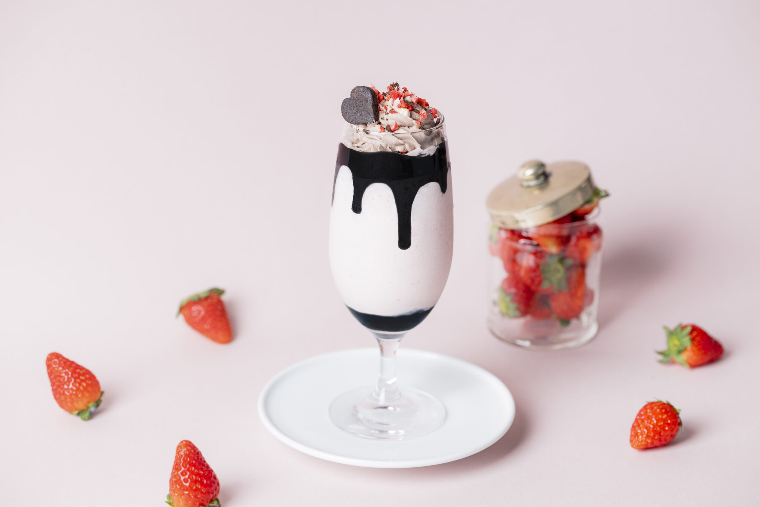 黒ごま香る苺チョコレートシェイク