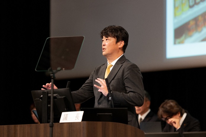 第69回定時株主総会で登壇する北川社長