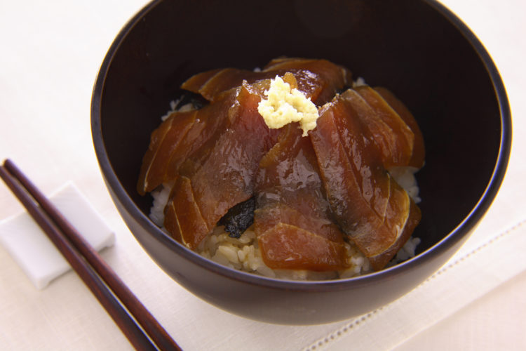 まぐろの赤身、ごま風味のづけ丼