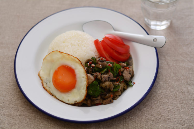 粗びき鶏むね肉の黒ごまバジル炒め