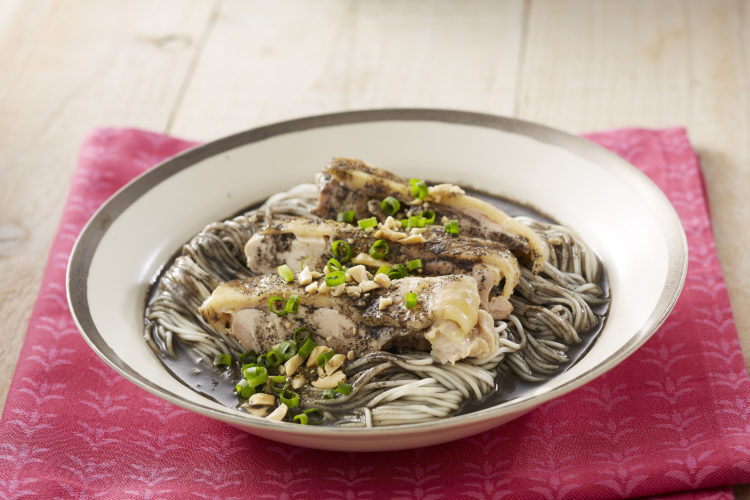 よだれ鶏黒そうめん