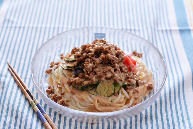 夏野菜とそぼろのっけうどん・ごまだれ