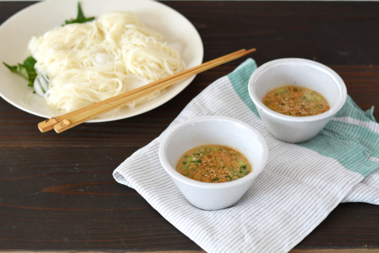 焦がしにんにくねりごまだれそうめん レシピ詳細 ごまレシピ 公式 かどや製油株式会社