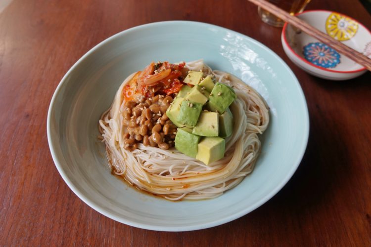 納豆キムチとアボカドのスタミナ和え麺