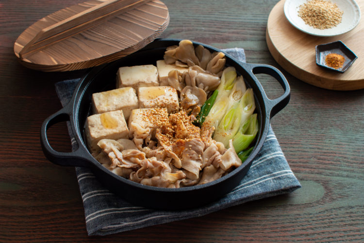 切って煮るだけ！ 肉豆腐の無水ごま油うま味鍋