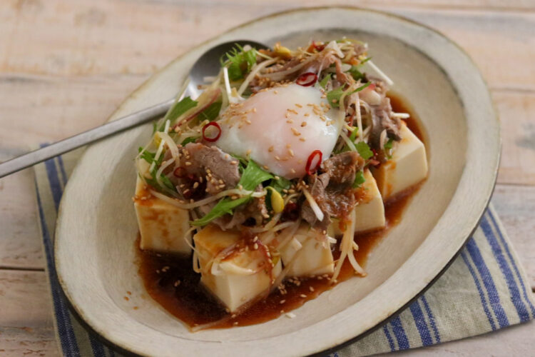 温玉のせ 牛しゃぶサラダのピリ辛香味だれ豆腐