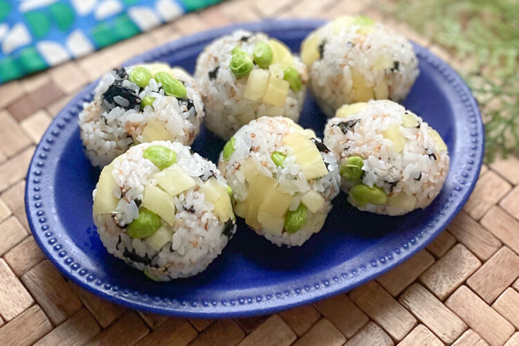子どもも喜ぶ！ 枝豆チュモッパ（韓国風おにぎり）