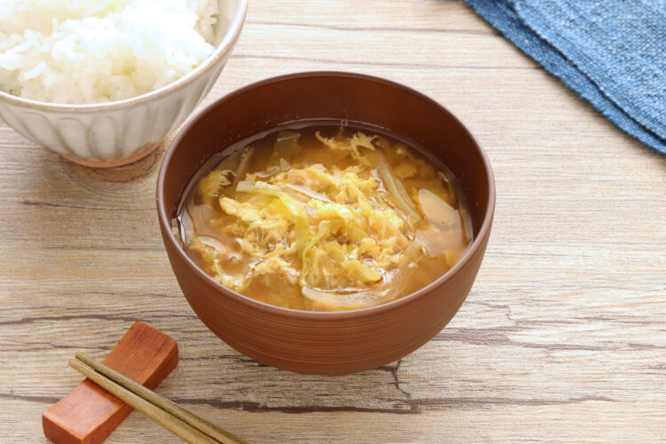 ごま油でコクうま！ 卵とキャベツのみそ汁