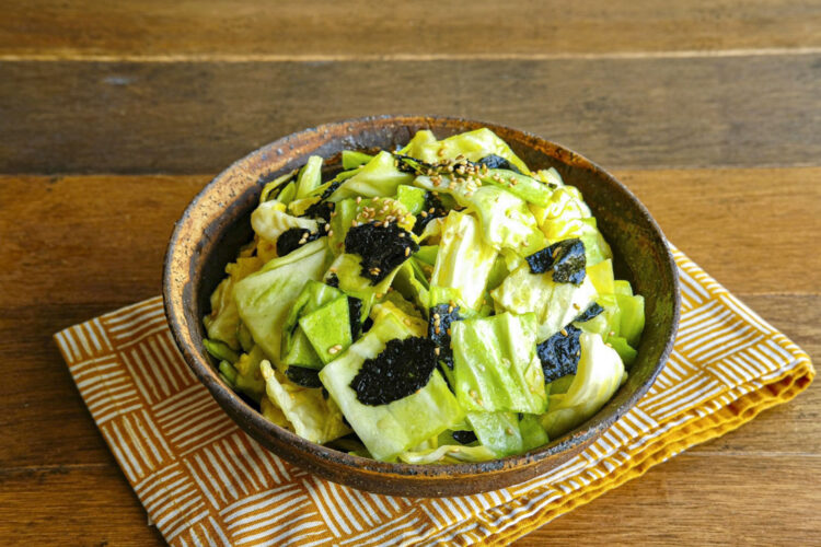 Salted cabbage with sesame and seaweed