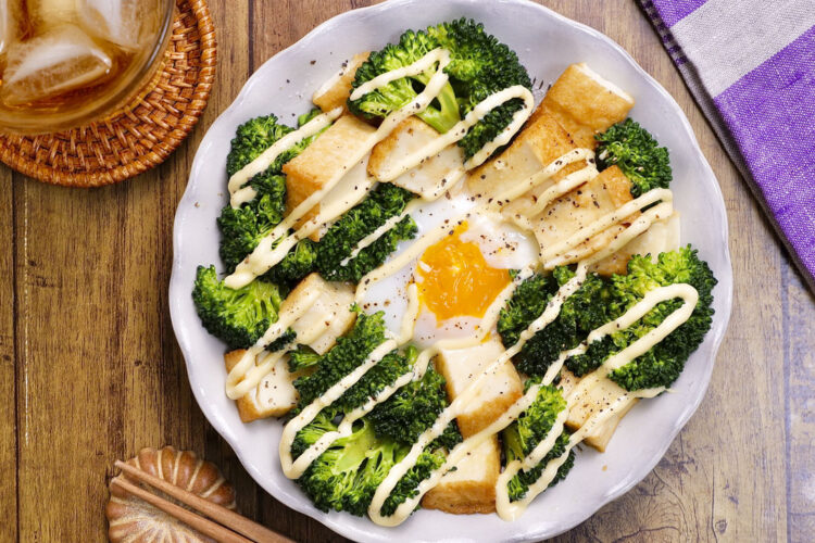 Broccoli and thick fried tofu with egg mayonnaise