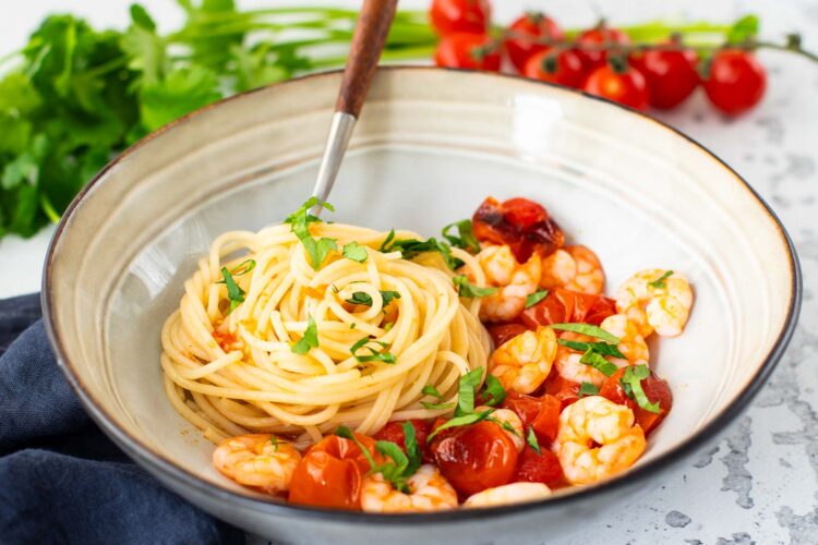 Spaghetti with cherry tomatoes and spicy shrimps
