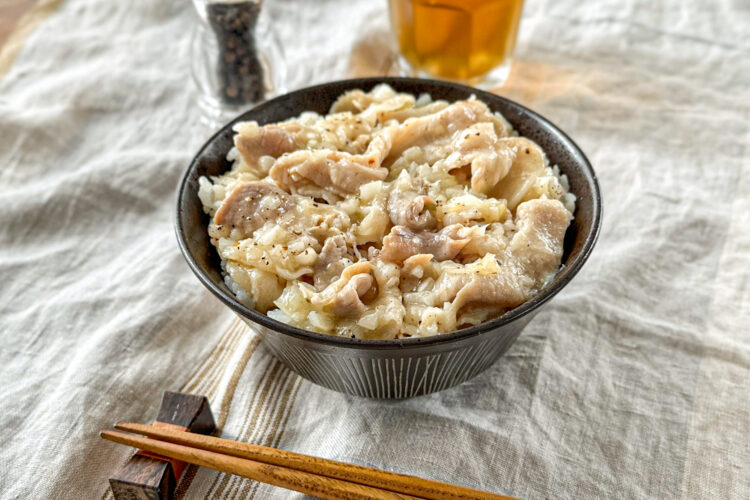 レンジですぐできる！ 絶品ねぎ塩ダレの豚丼