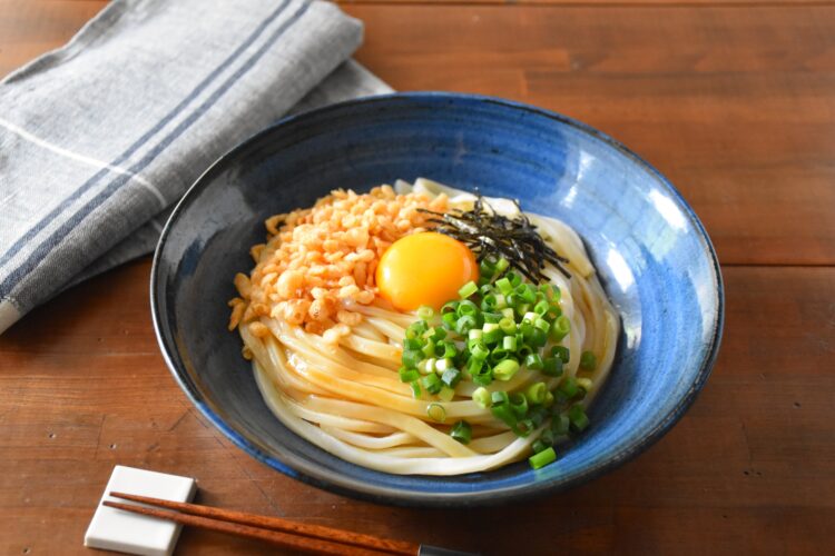 レンジで5分！ごま油醤油の冷やし釜玉うどん